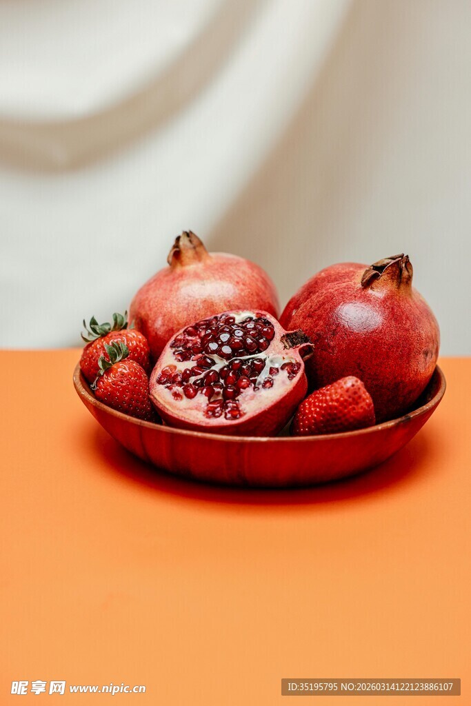 红盘中的鲜石榴