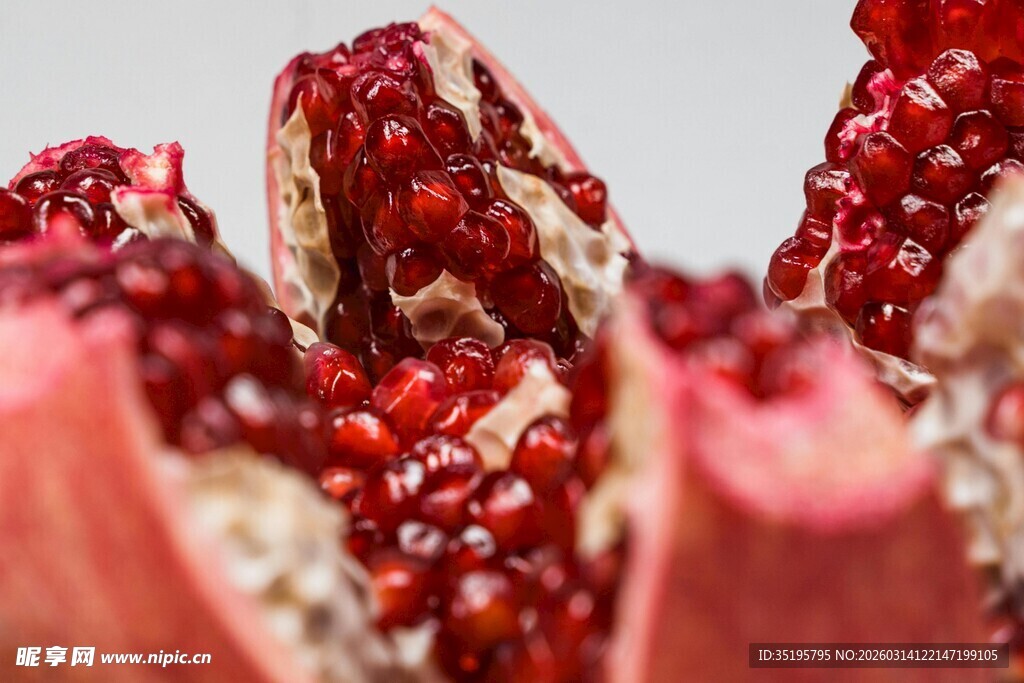 切开的新鲜红石榴果肉