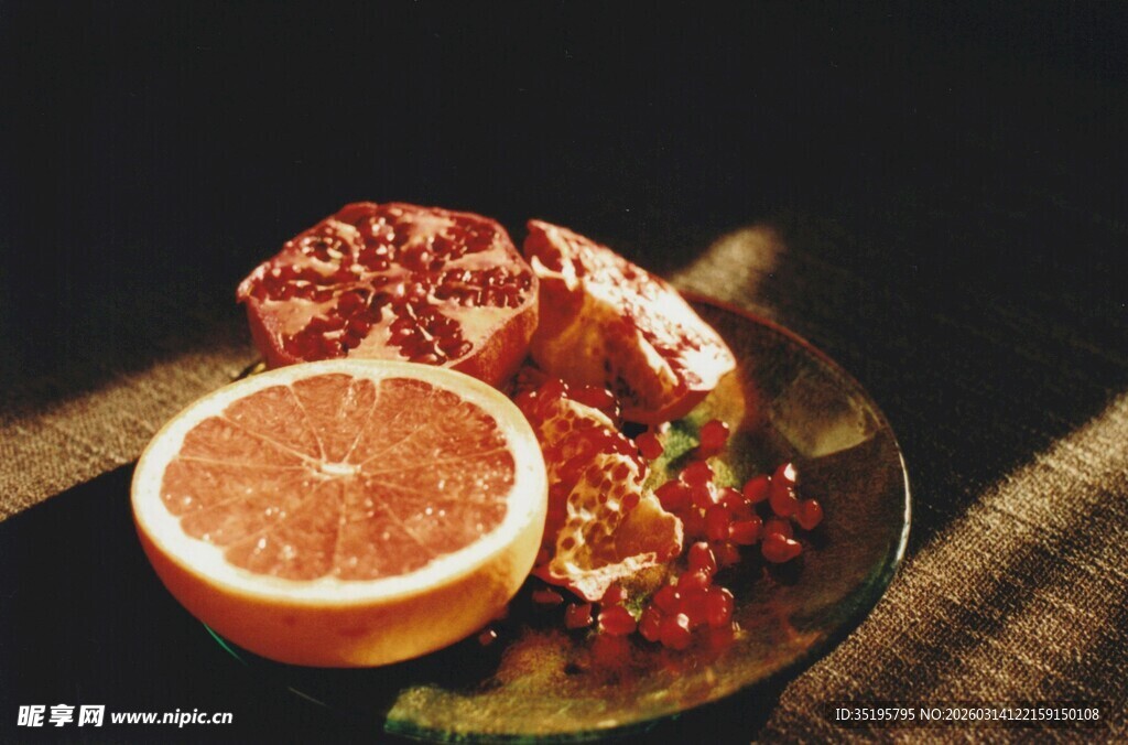 盘中柑橘与石榴的静物组合