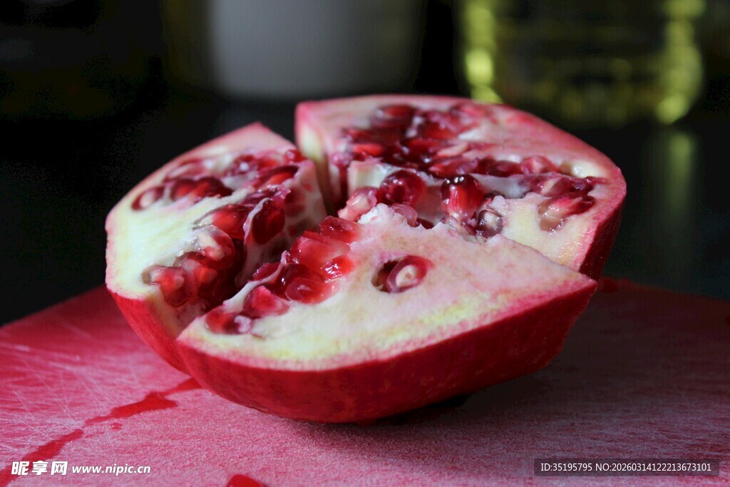切开的红石榴果肉诱人