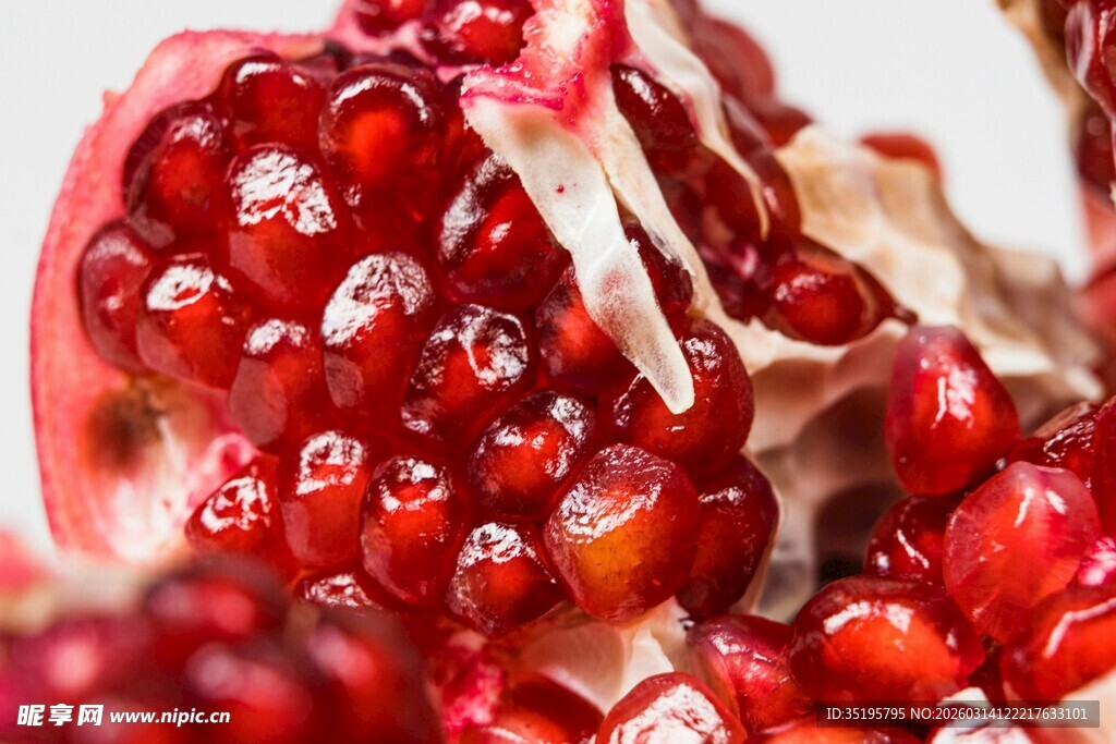 饱满多汁的新鲜红石榴