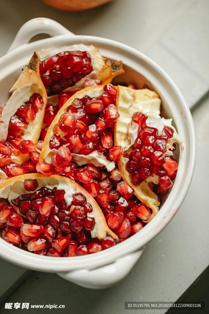 碗中美味石榴配多样食材