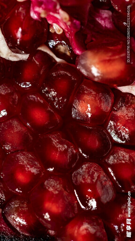 饱满多汁的红石榴果肉