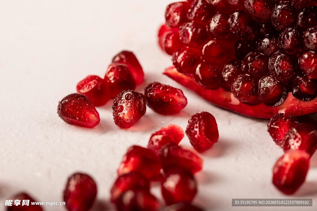剥开的红石榴与散落果粒