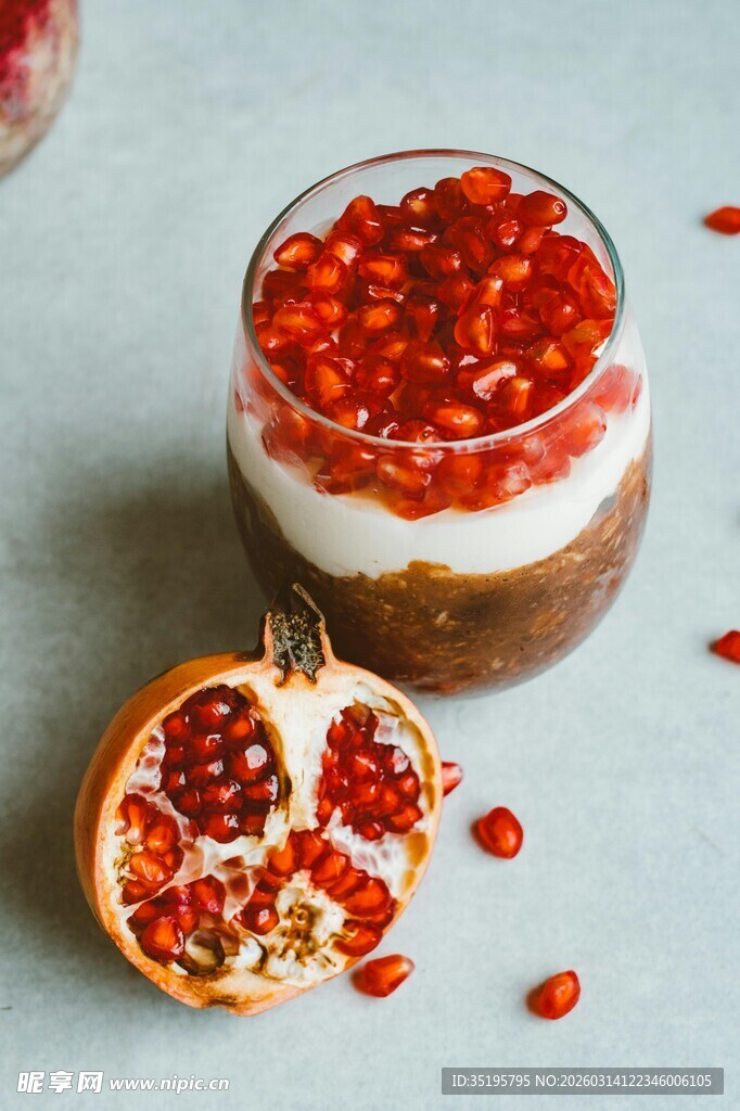 玻璃杯中盛放的美味石榴甜品