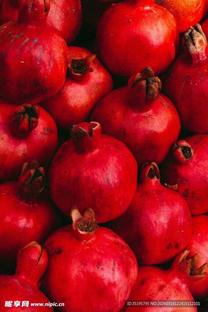 饱满红石榴堆叠