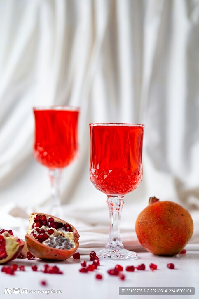 红饮与鲜果的精致组合