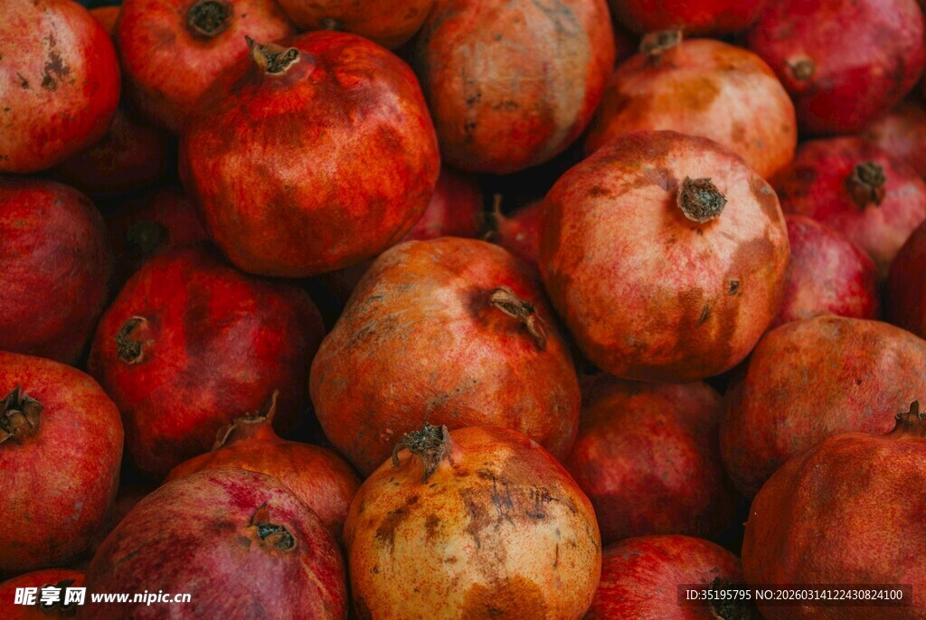 饱满红石榴堆叠展示