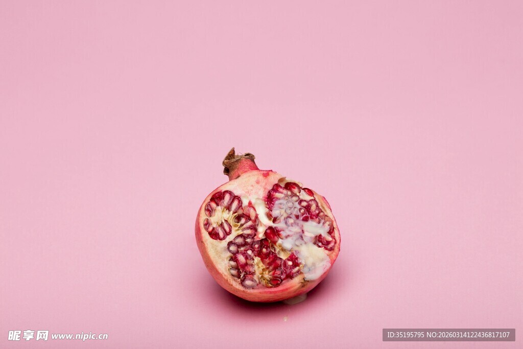 粉红背景上的半颗石榴