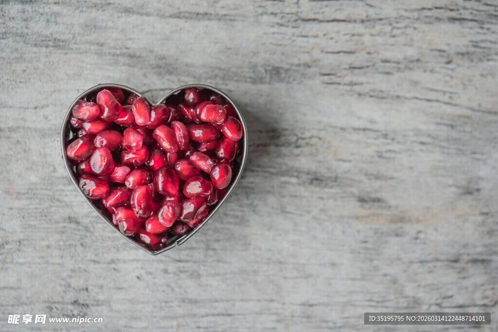 心形盘中的红石榴籽
