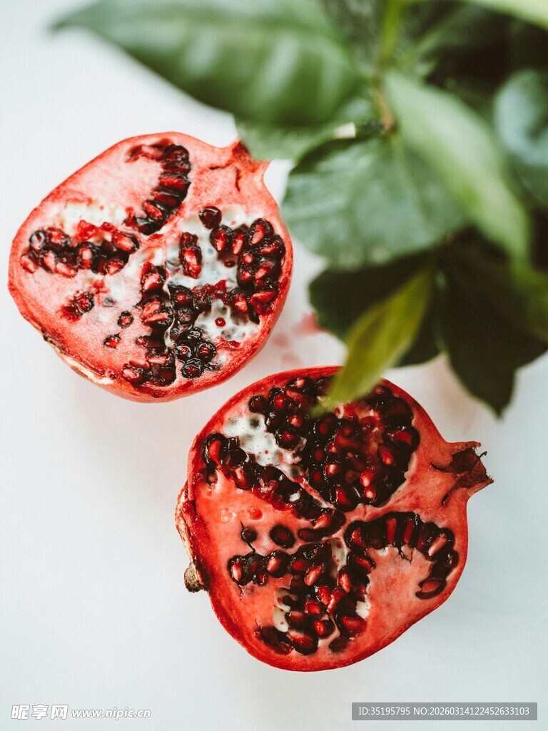 切开的新鲜多汁红石榴