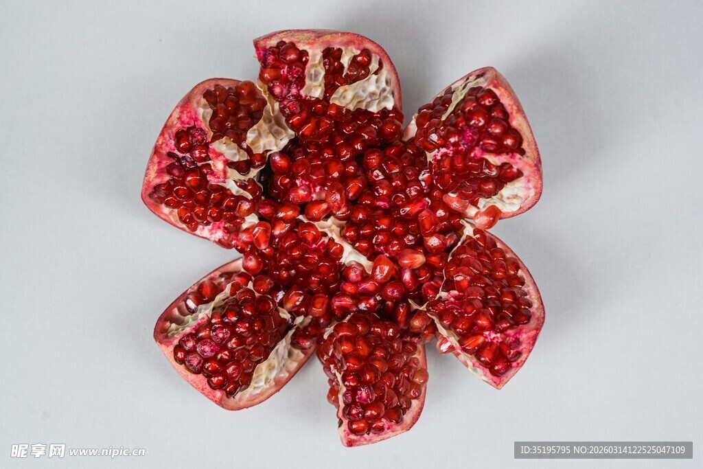 红色石榴花造型珠宝饰品