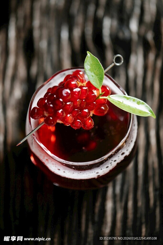 红浆果配薄荷叶的精致饮品