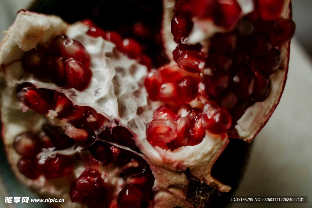 切开的饱满多汁红石榴