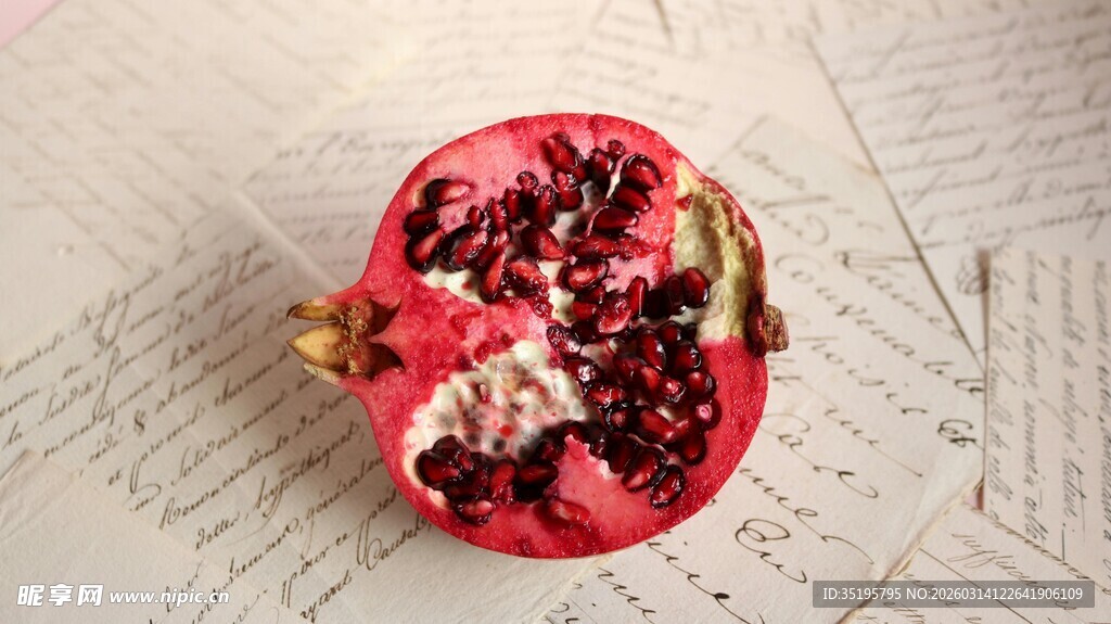 切开的红石榴置于书页上