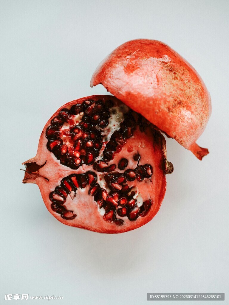 切开的红石榴特写