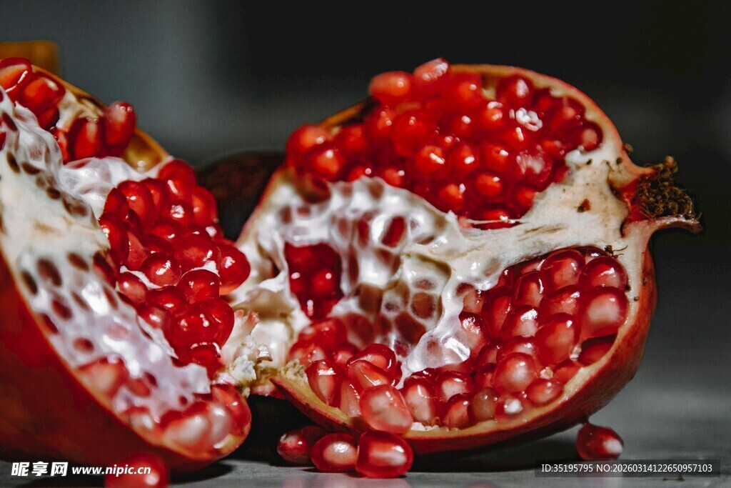 切开的新鲜红石榴