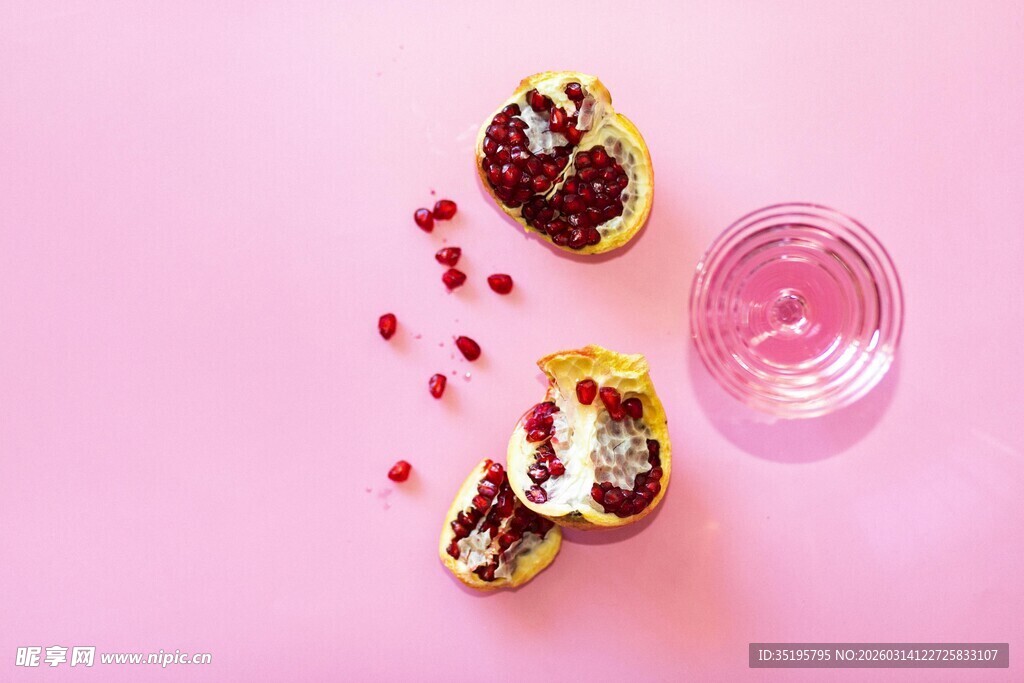 粉色背景下的美味甜点与饮品