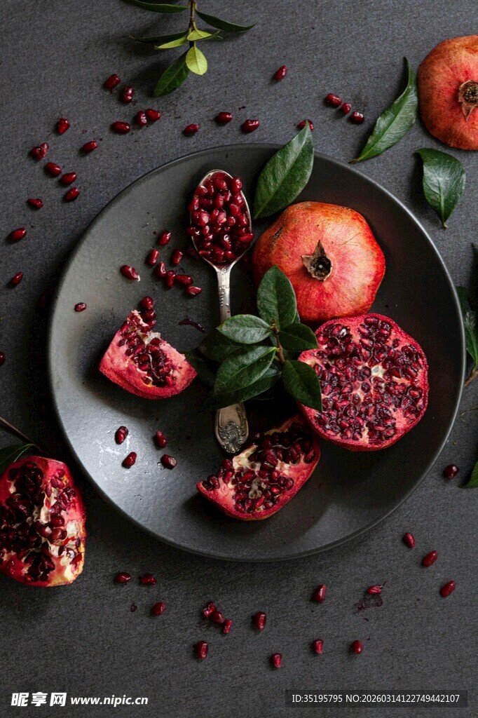 黑盘上的新鲜切开石榴