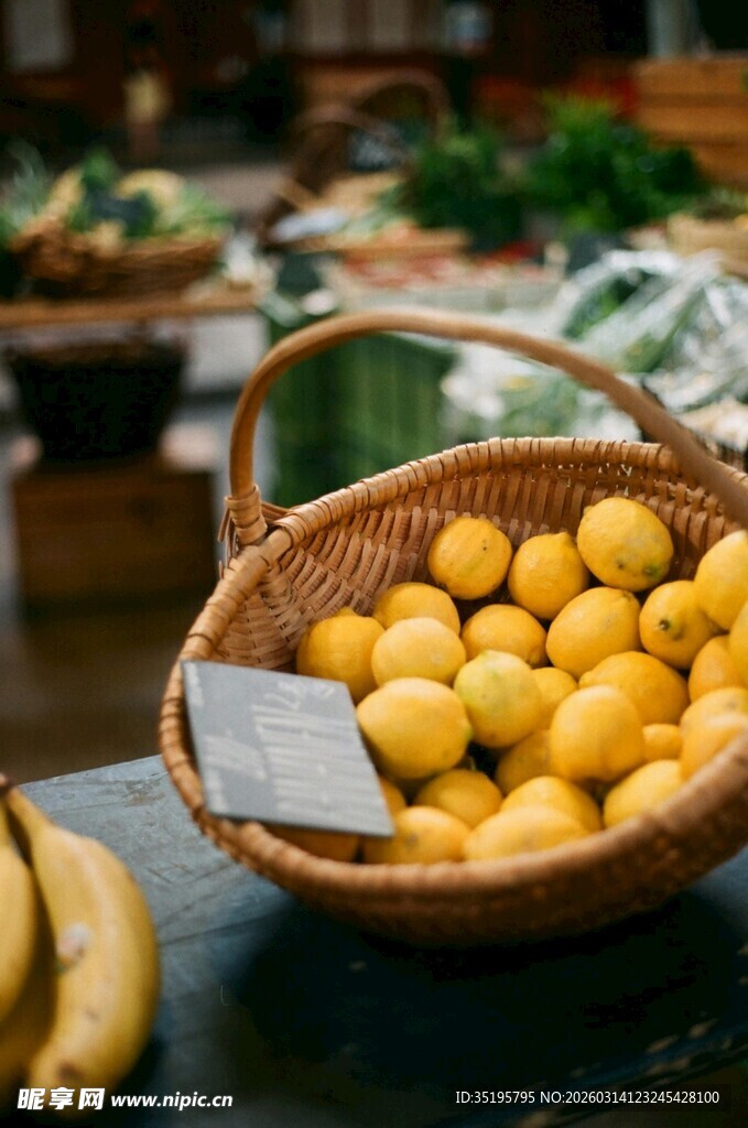 一篮黄澄澄的新鲜水果