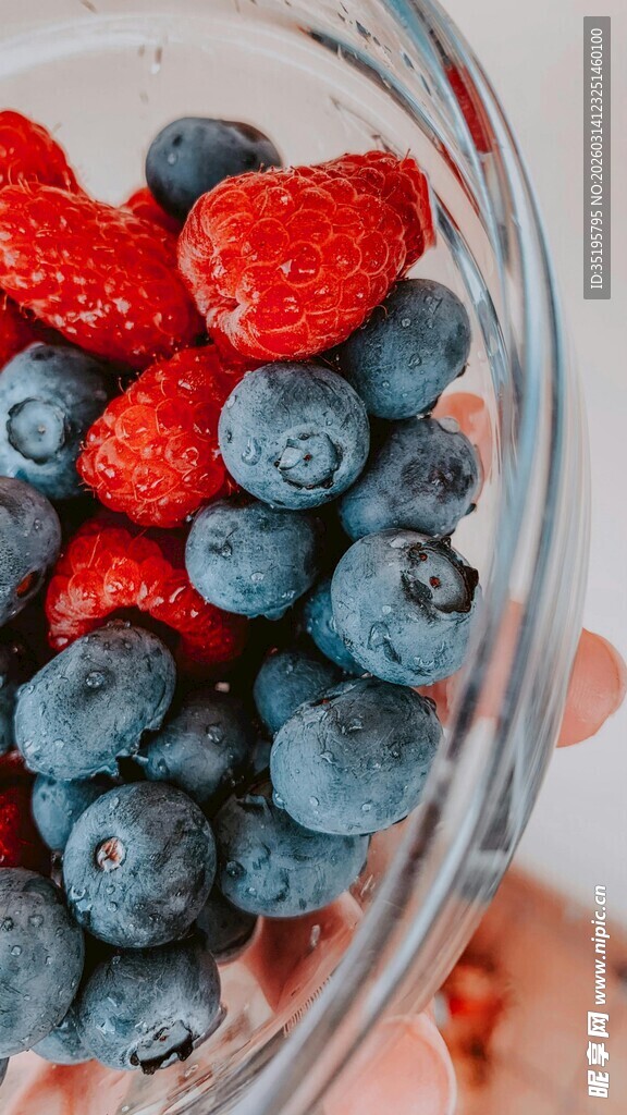 玻璃碗中的新鲜混合莓果