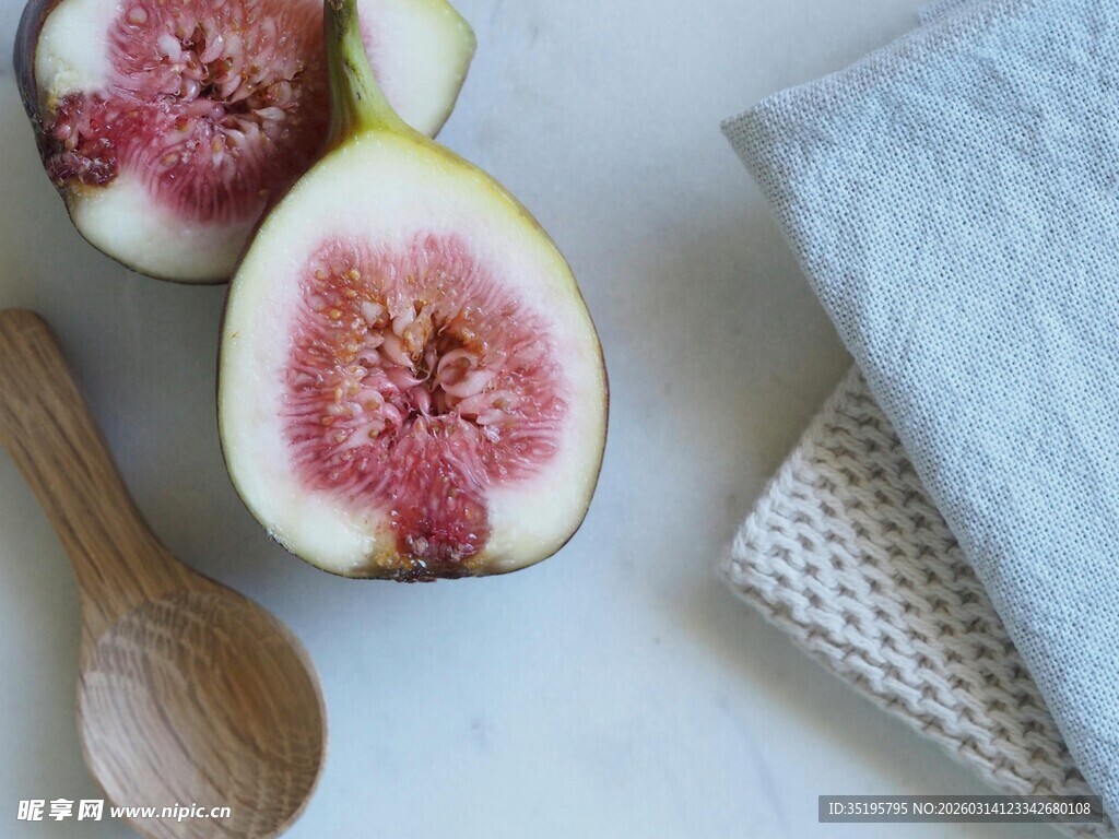 新鲜无花果与餐具静物图