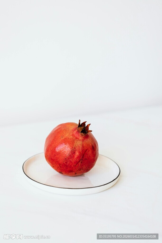 白盘上的鲜红石榴
