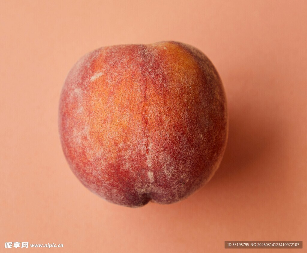 圆润鲜桃色泽诱人