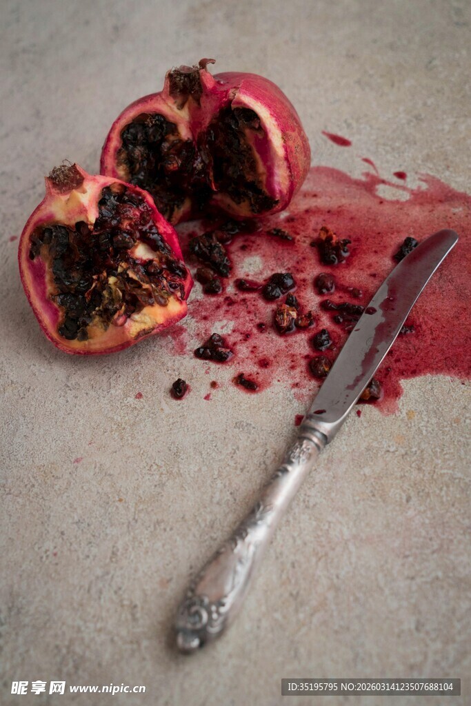 切开的石榴与银色刀具