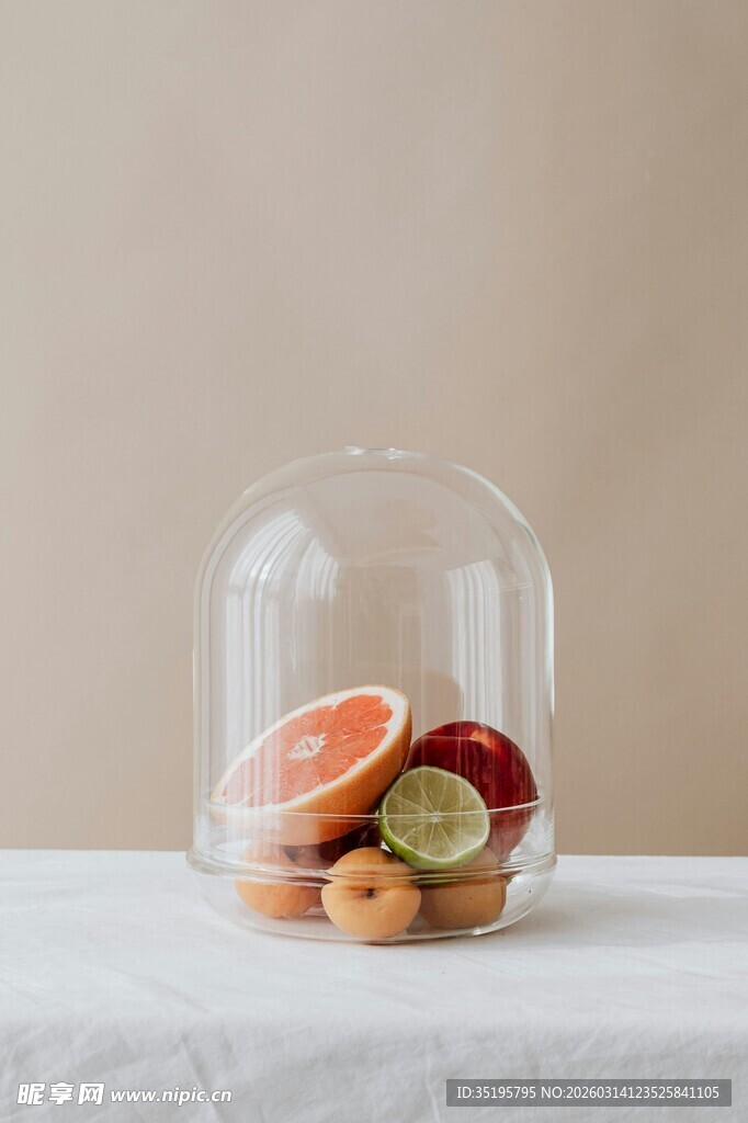 玻璃罩下的多彩精致甜点