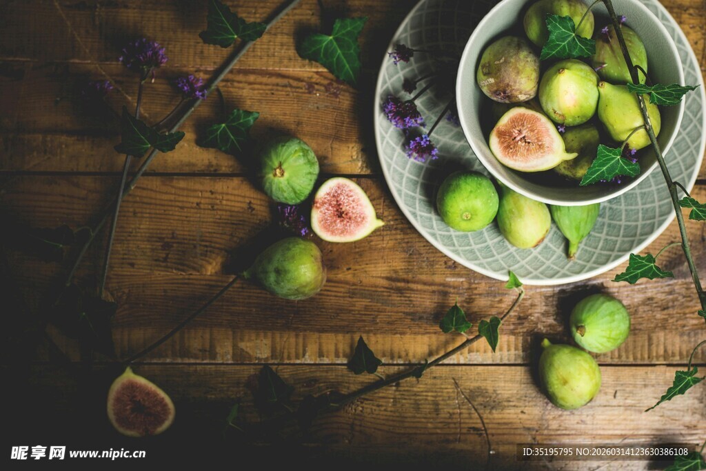 木桌上的新鲜无花果组合