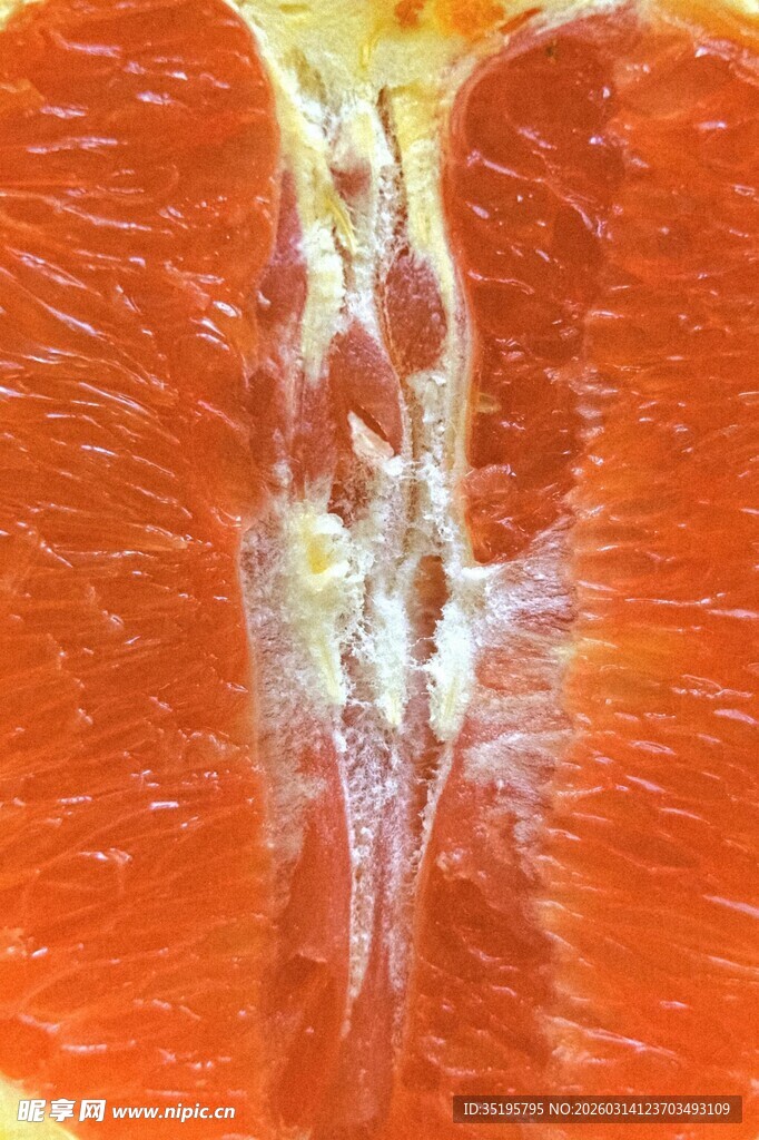 切开的多汁红西柚果肉