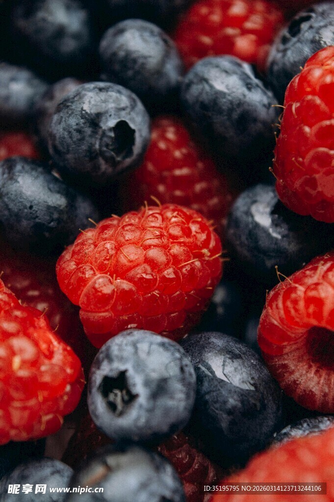 新鲜树莓蓝莓堆叠特写