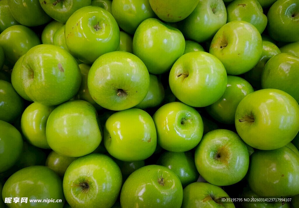 青苹果堆成的诱人景象