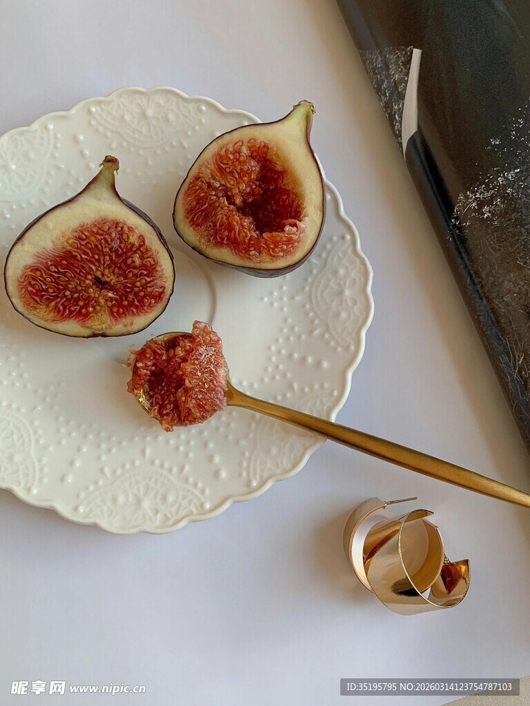 精致摆盘的新鲜无花果