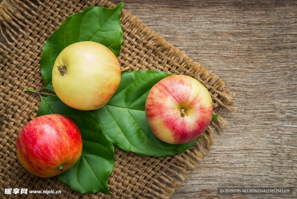 木桌上的新鲜多彩苹果