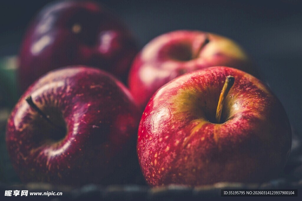 新鲜红苹果特写