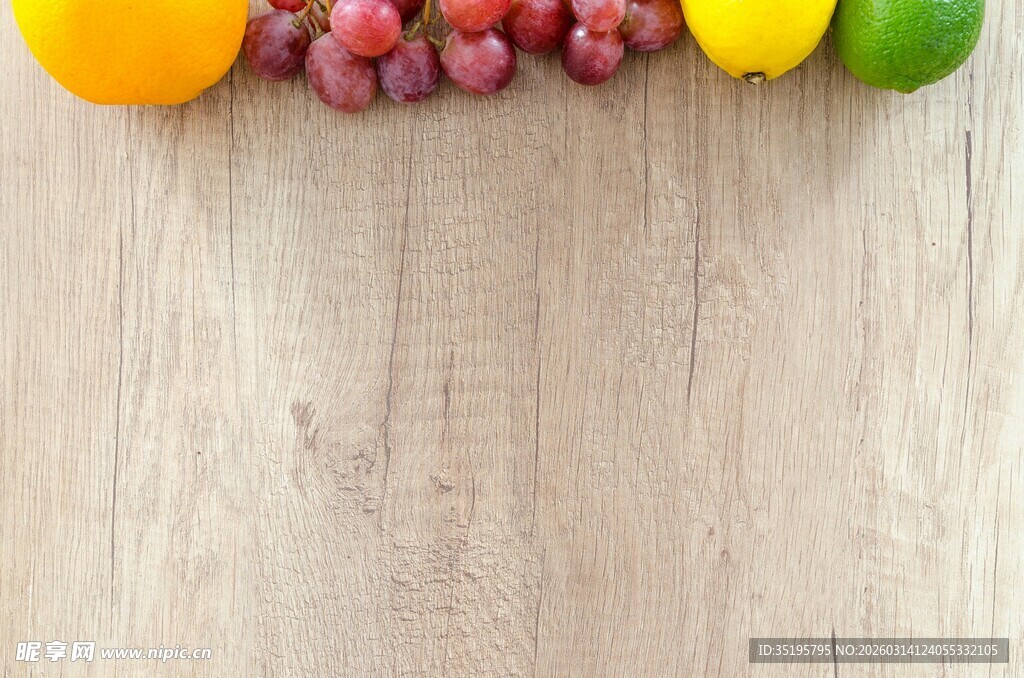 多彩水果摆于浅色木面