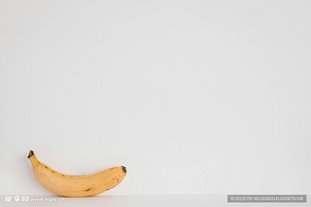一根黄色香蕉置于白背景
