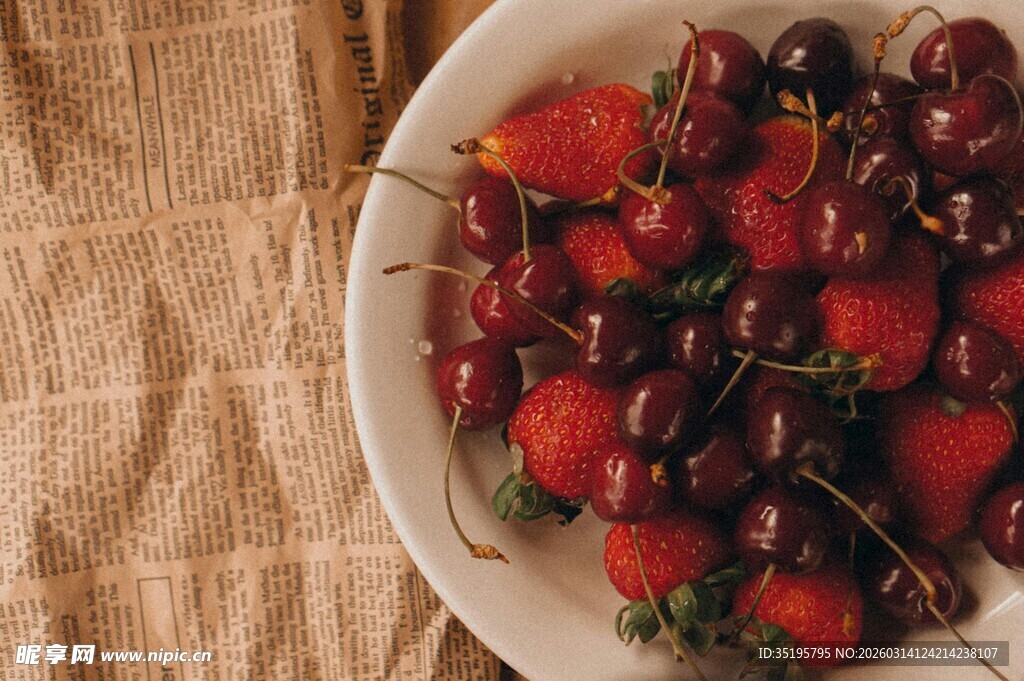 盘中草莓与樱桃的美味组合