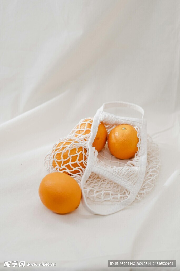 精致摆盘的美味橙子