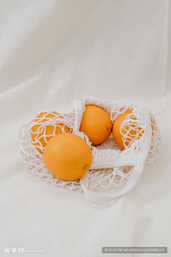 白色网兜中的新鲜黄桃