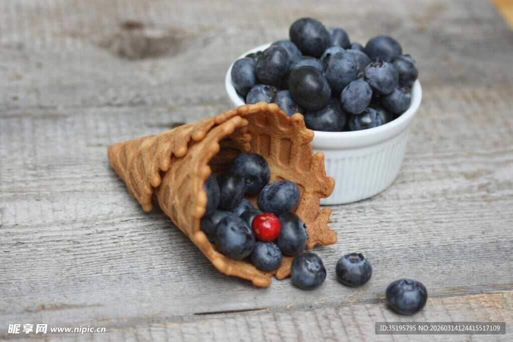 木桌上的蓝莓与锥形纸袋