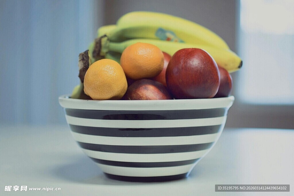 条纹碗中的多彩水果