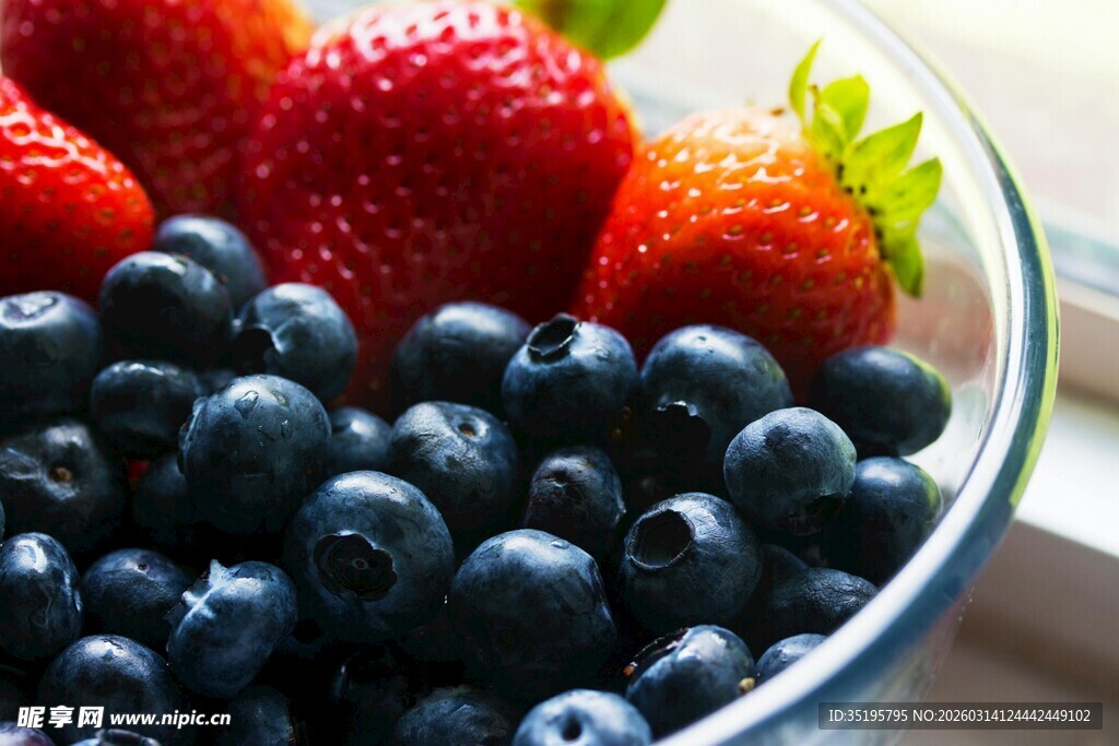 碗中草莓蓝莓新鲜诱人