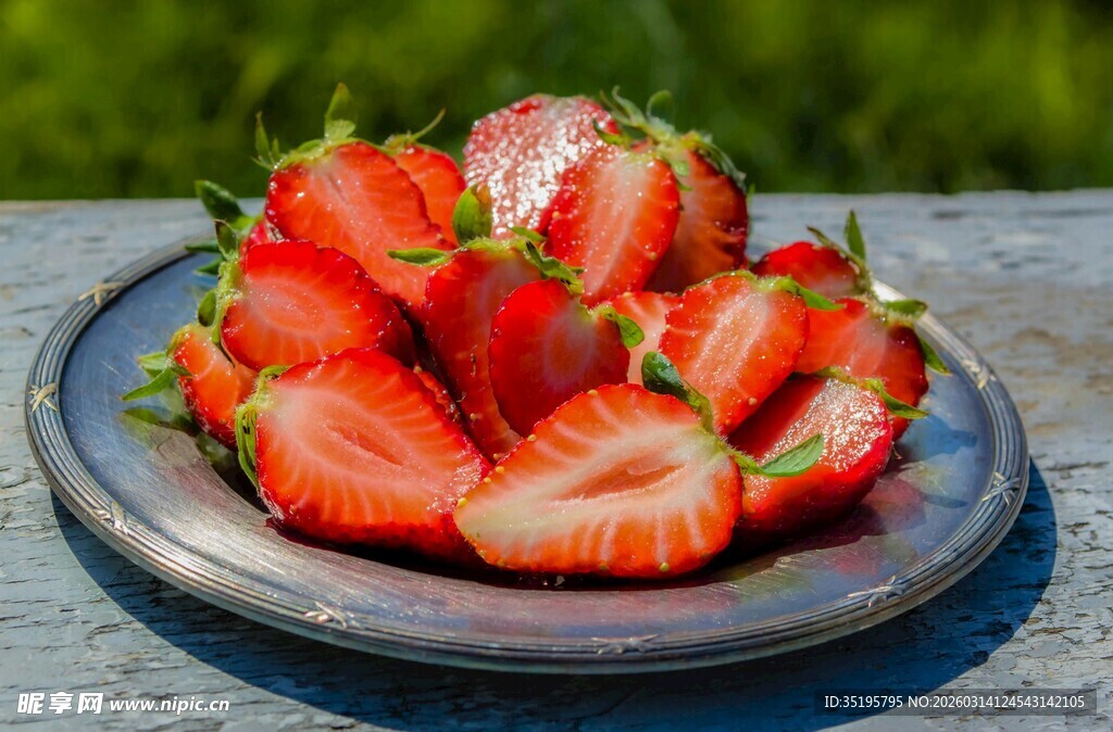 木盘上的新鲜草莓