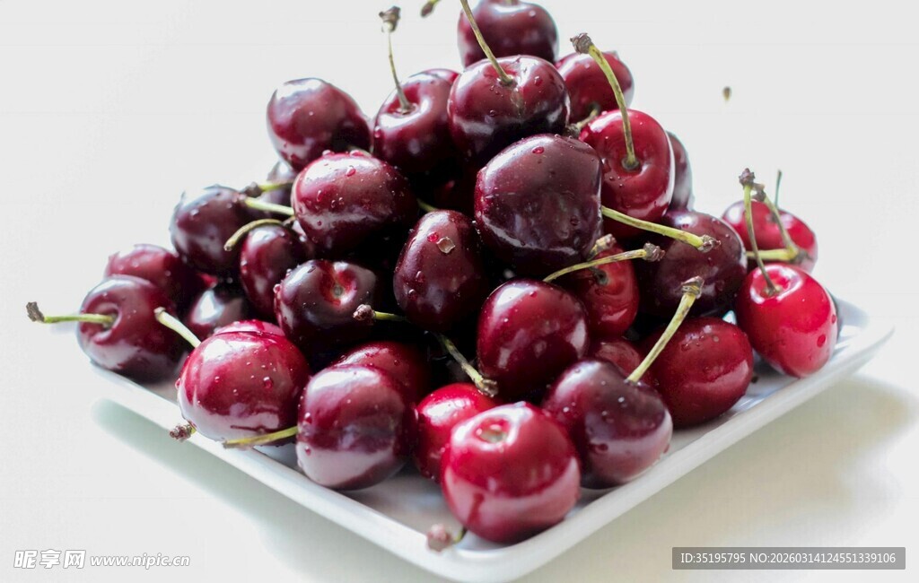 一盘新鲜樱桃果实