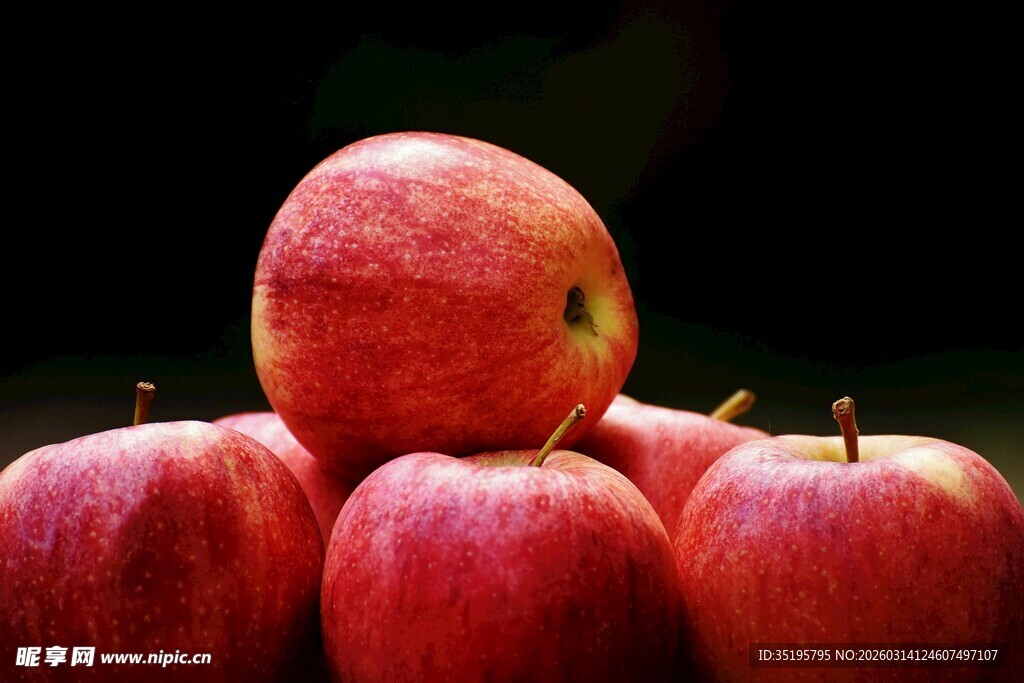 红苹果堆叠展示