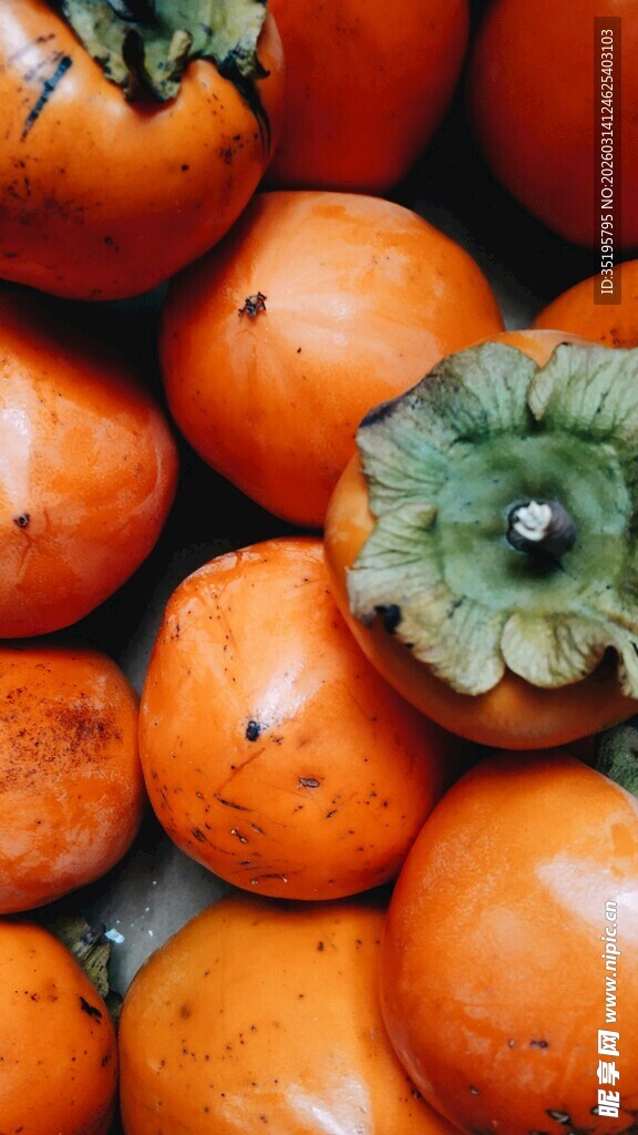 一堆饱满诱人的新鲜柿子