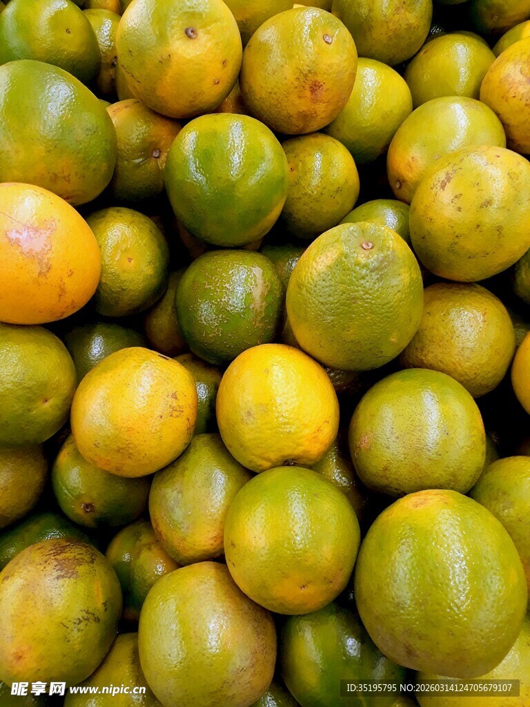 一堆黄绿相间的新鲜柑橘